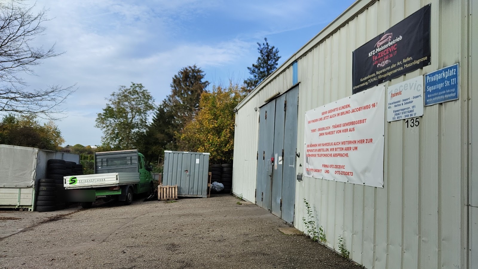 Hof und Lagerfläche mit Reifenstapeln